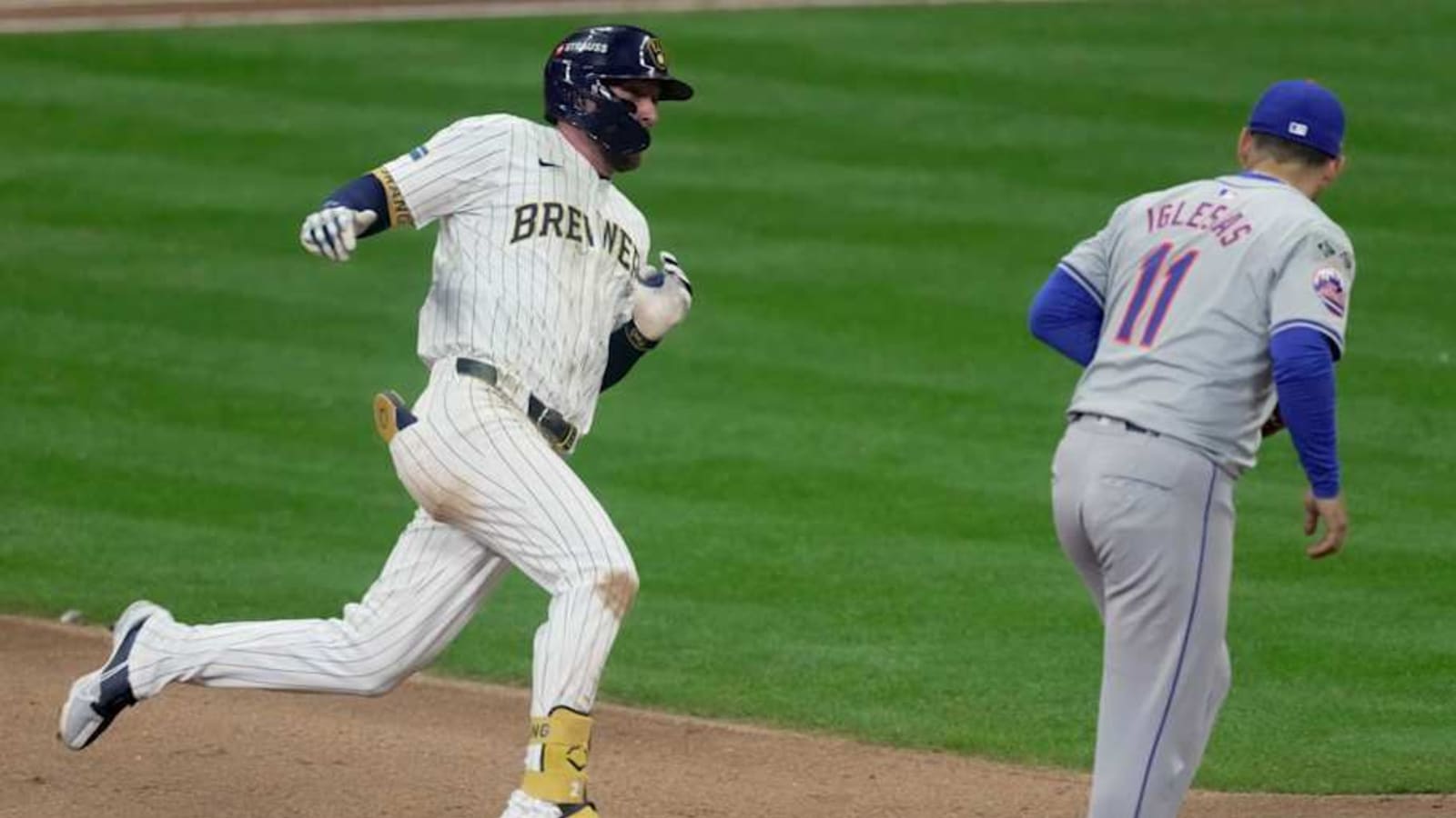 Brewers Infielder Chosen As National League Rawlings Gold Glove Finalist