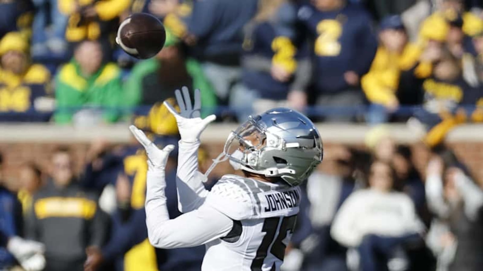 Oregon Ducks&#39; Tez Johnson Injured: In Sling After Possible Collarbone, Shoulder Injury  vs. Michigan