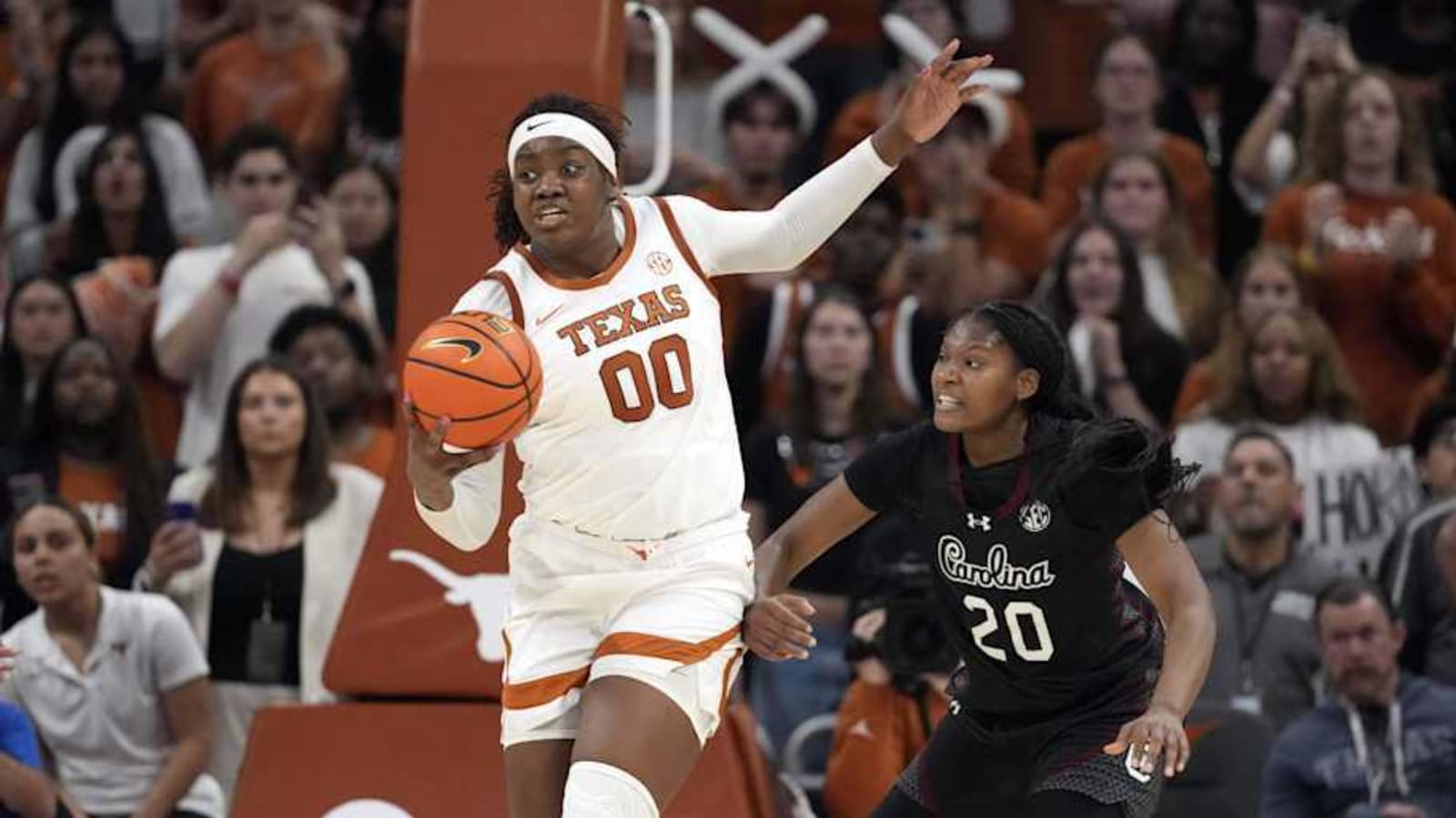 Texas Longhorns&#39; Kyla Oldacre Impresses Dawn Staley: &#39;She&#39;s Unstoppable&#39;