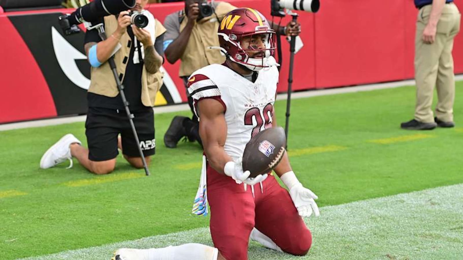 Commanders &#39;Captain&#39; Has Breakout Game in Win vs. Cardinals