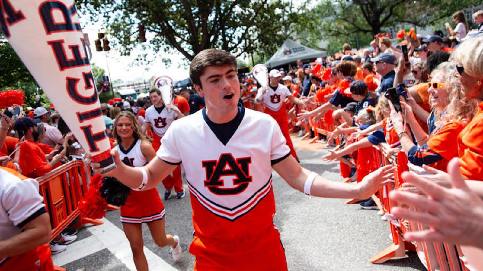 Auburn cheerleader levels Oklahoma player at game: Video