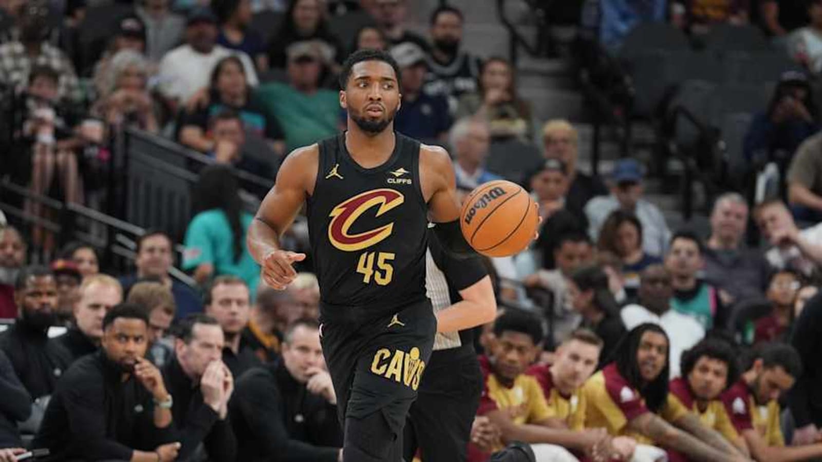 Donovan Mitchell Suffers Injury Scare During Cavaliers vs Kings