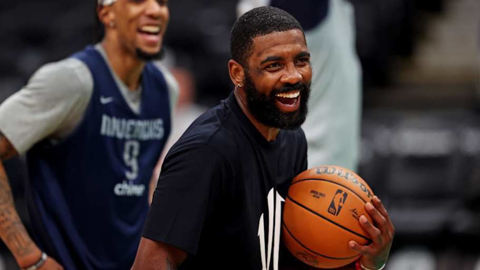 NBA Fans Ecstatic About Kyrie Irving&#39;s New Haircut Before Mavs-Wizards Game