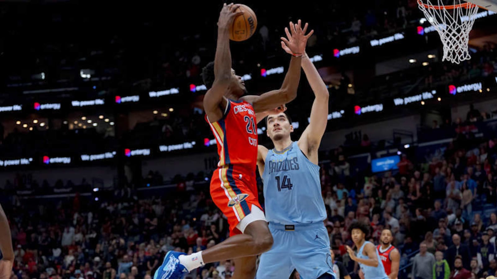 Zach Edey&#39;s Poster Moment by Pelicans Rookie Goes Viral