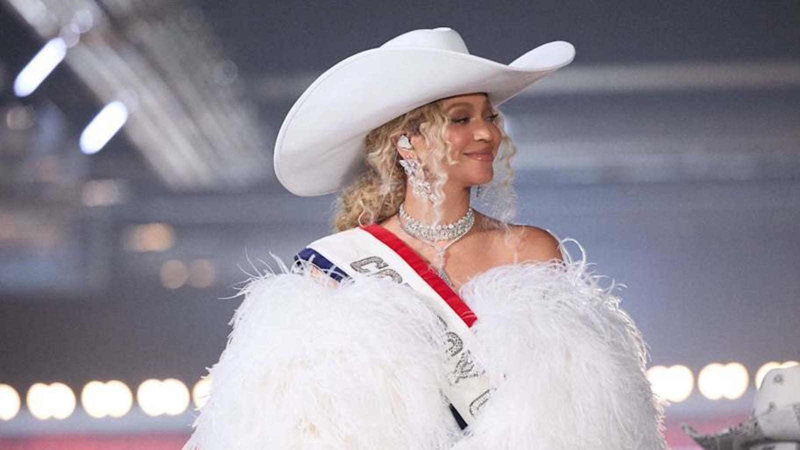 Beyoncé Performs With Texas Southern&#39;s Marching Band At Halftime Of NFL Game