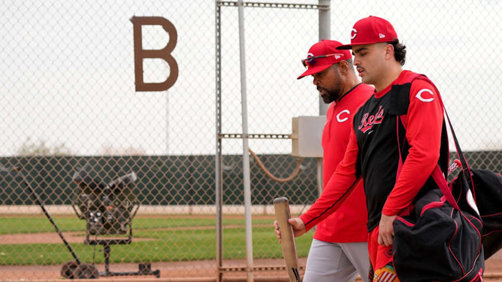 Look: Hall of Famer Barry Larkin Works With Cincinnati Reds Infielders at Spring Training