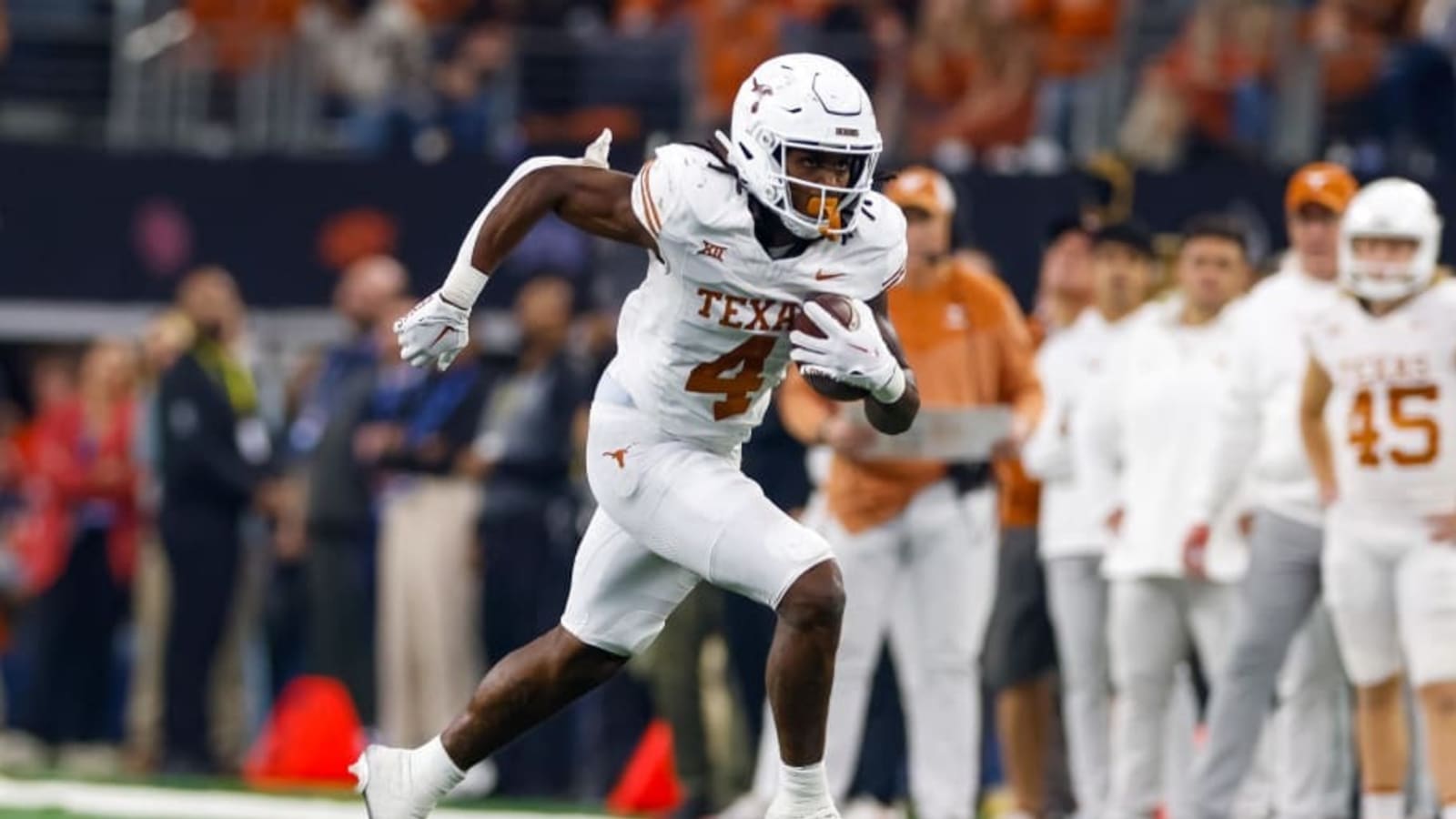 Report: Texas RB CJ Baxter Expected to Miss Season With Knee Injury