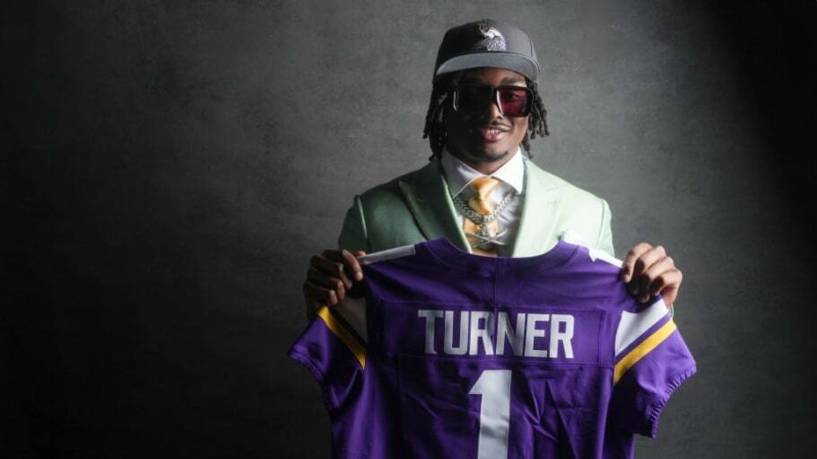 Vikings vet Christian Darrisaw literally swears by Dallas Turner&#39;s spin move