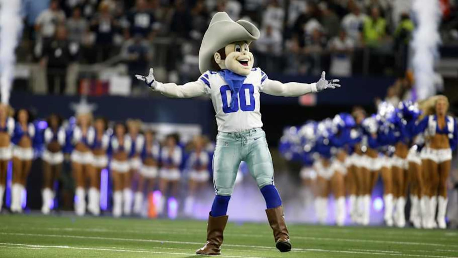 Cowboys mascot Rowdy reacts to DeMarvion Overshown number change