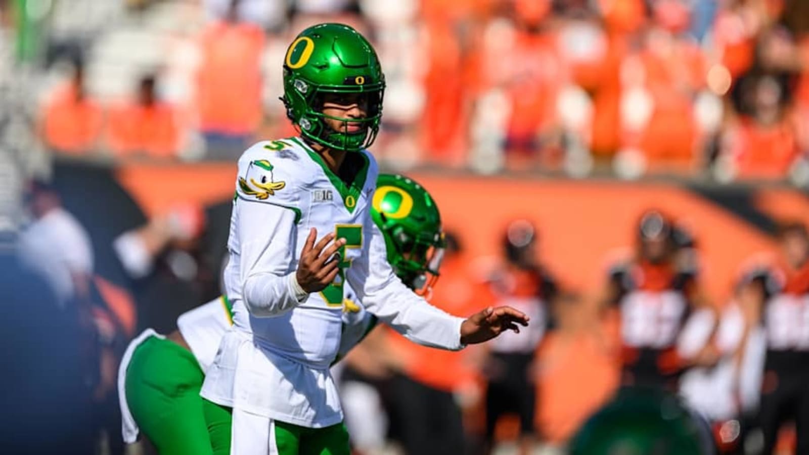 Oregon Ducks&#39; Dan Lanning Reveals Plans For Quarterback Competition: Dante Moore, Austin Novosad