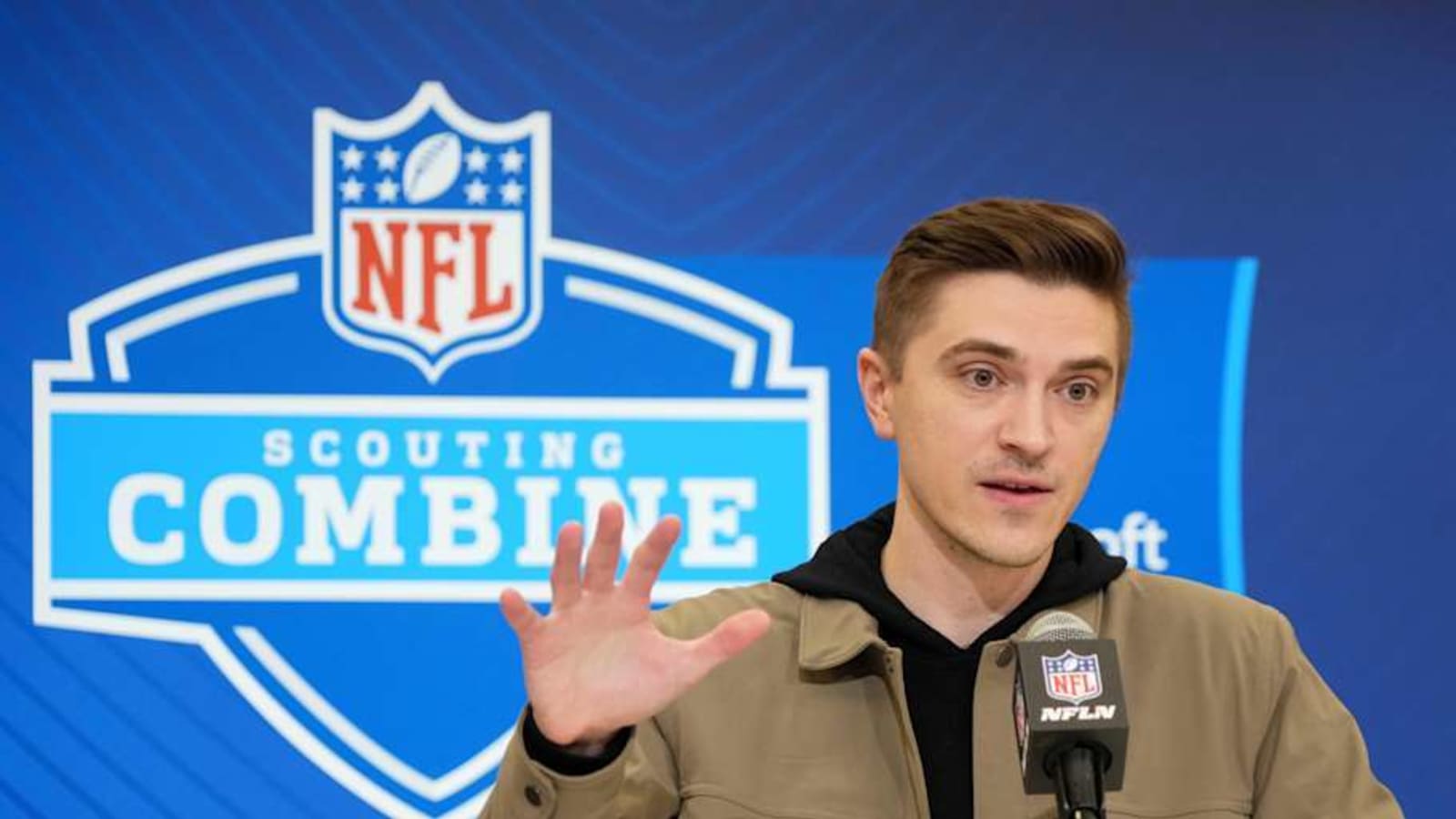 Mock Draft Has Jaguars Making Bold Decision