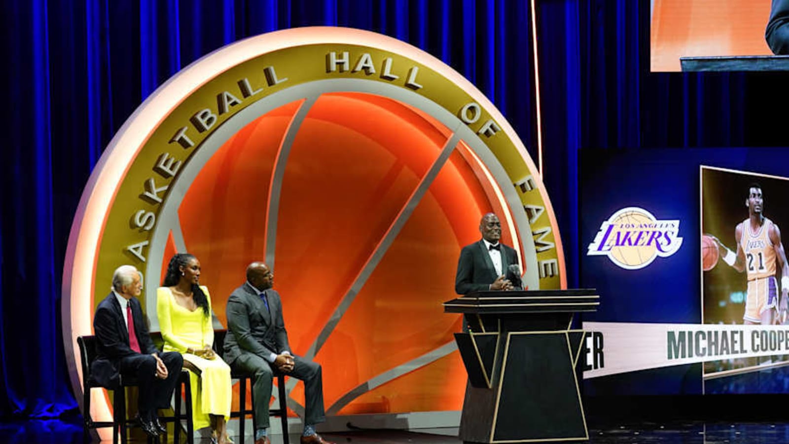  Pat Riley Calls LA Hall of Famer &#39;GOAT of Perimeter Defenders&#39;