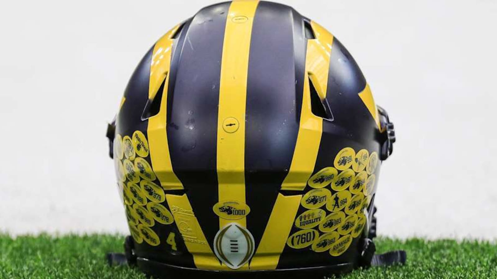 Recruiting service doubles down on idea of Michigan football landing five-star QB in 2026
