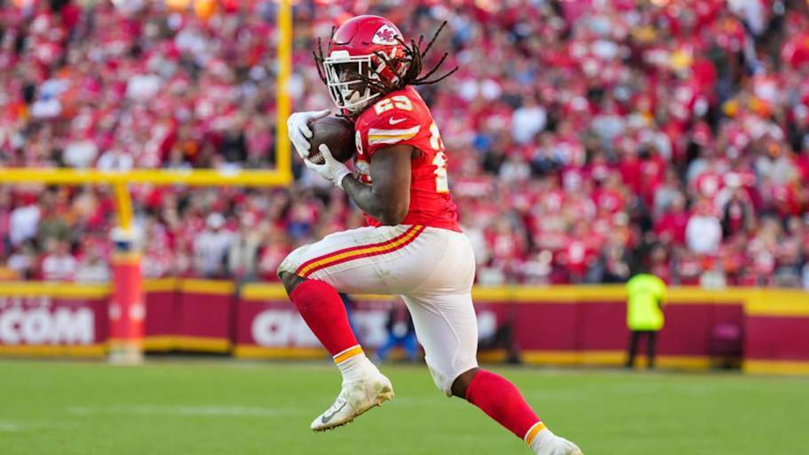 Chiefs, Kareem Hunt Doing Best to ‘Stay on Top Of’ Heavy Workload for RB