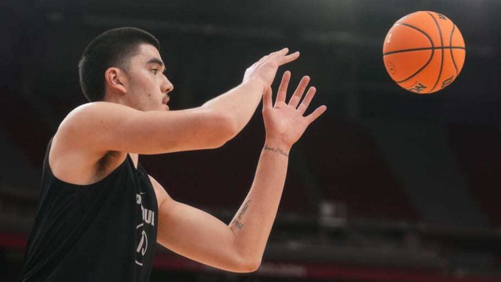 Watch: Zach Edey Erases Yves Missi&#39;s Shot in Return to NBA Summer League Action