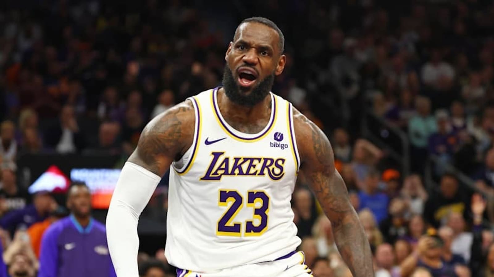 LeBron James&#39; Absurd Dunk Went Viral In Lakers-Mavs Game