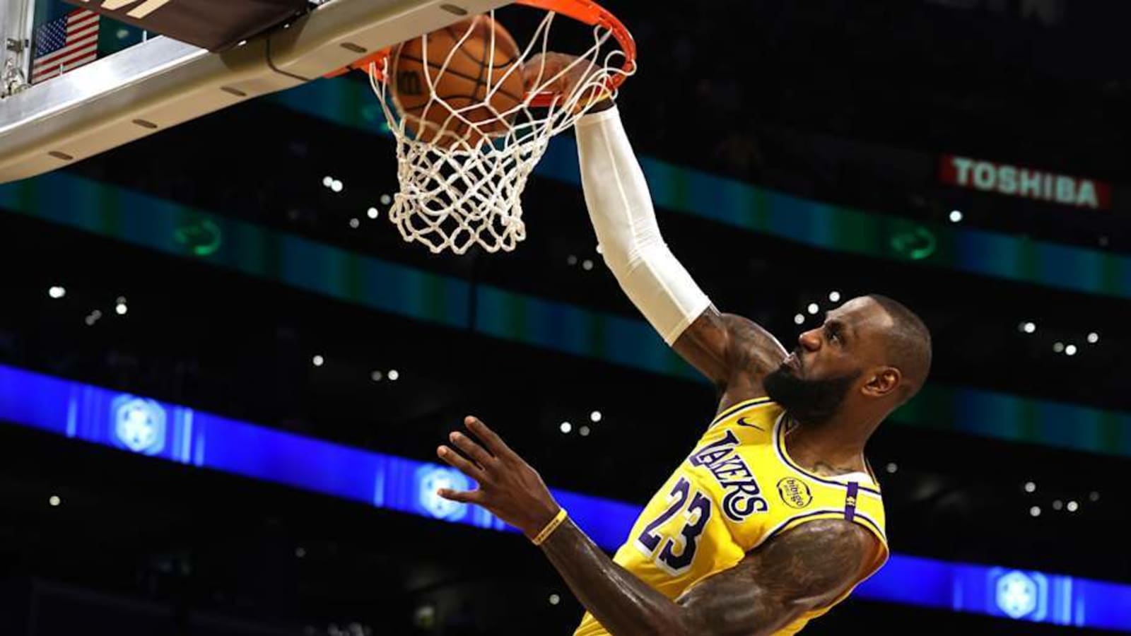 NBA Fans React To LeBron James' Dunk In Lakers-Cavs Game