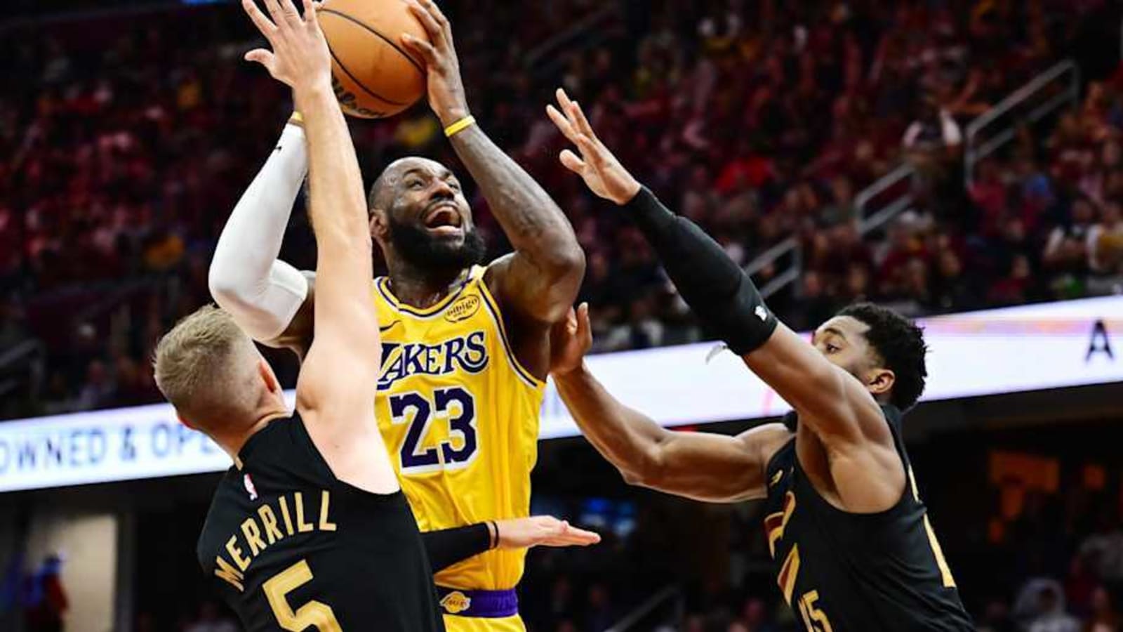 Cavaliers Spoil LeBron James&#39; Homecoming With Dominant Victory