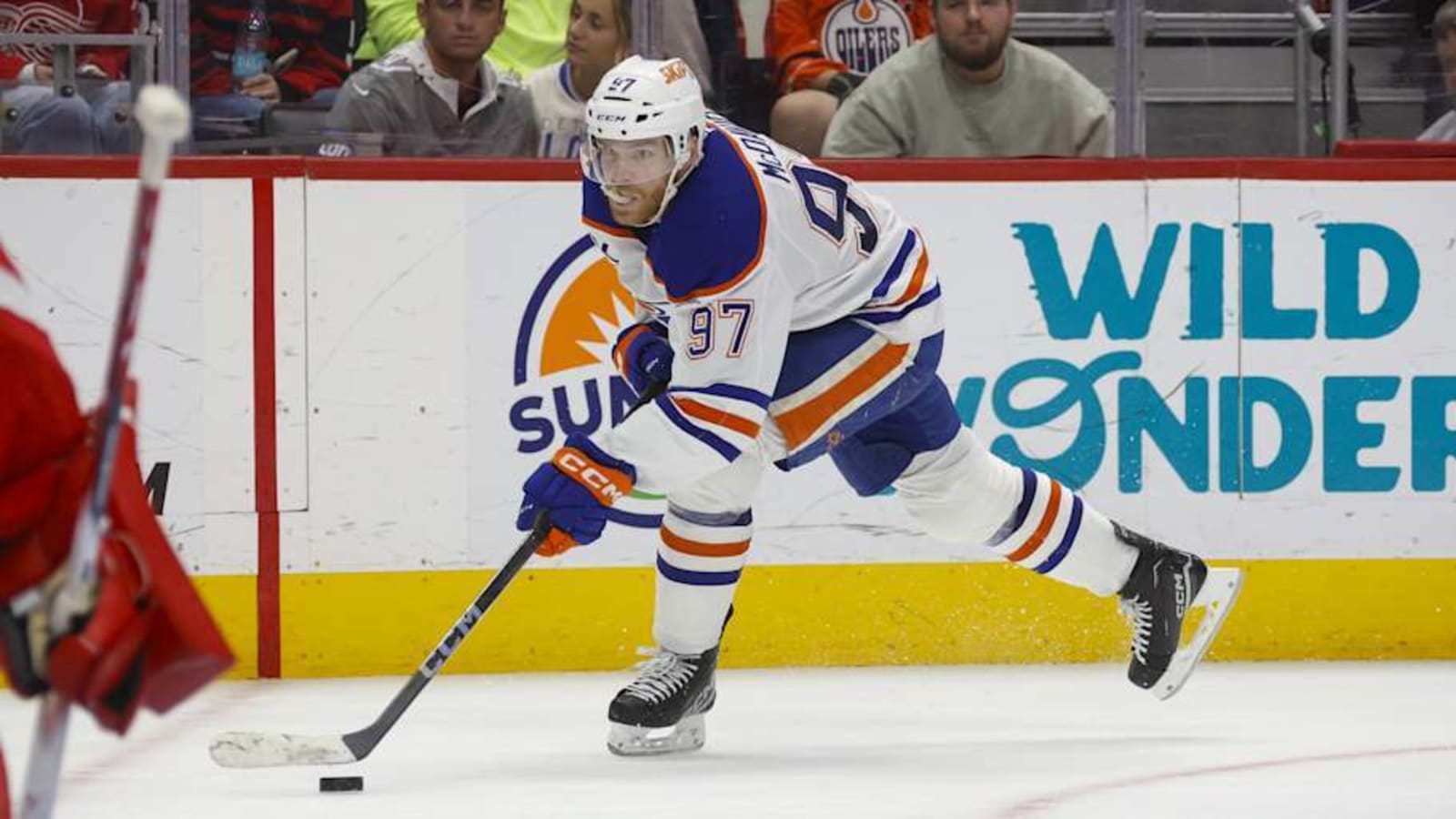 Oilers’ Connor McDavid Leaves Game With Injury