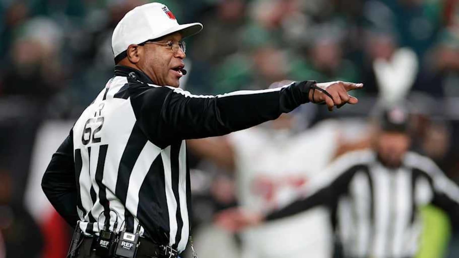 Who are the announcers and referees for Eagles vs. Giants today?