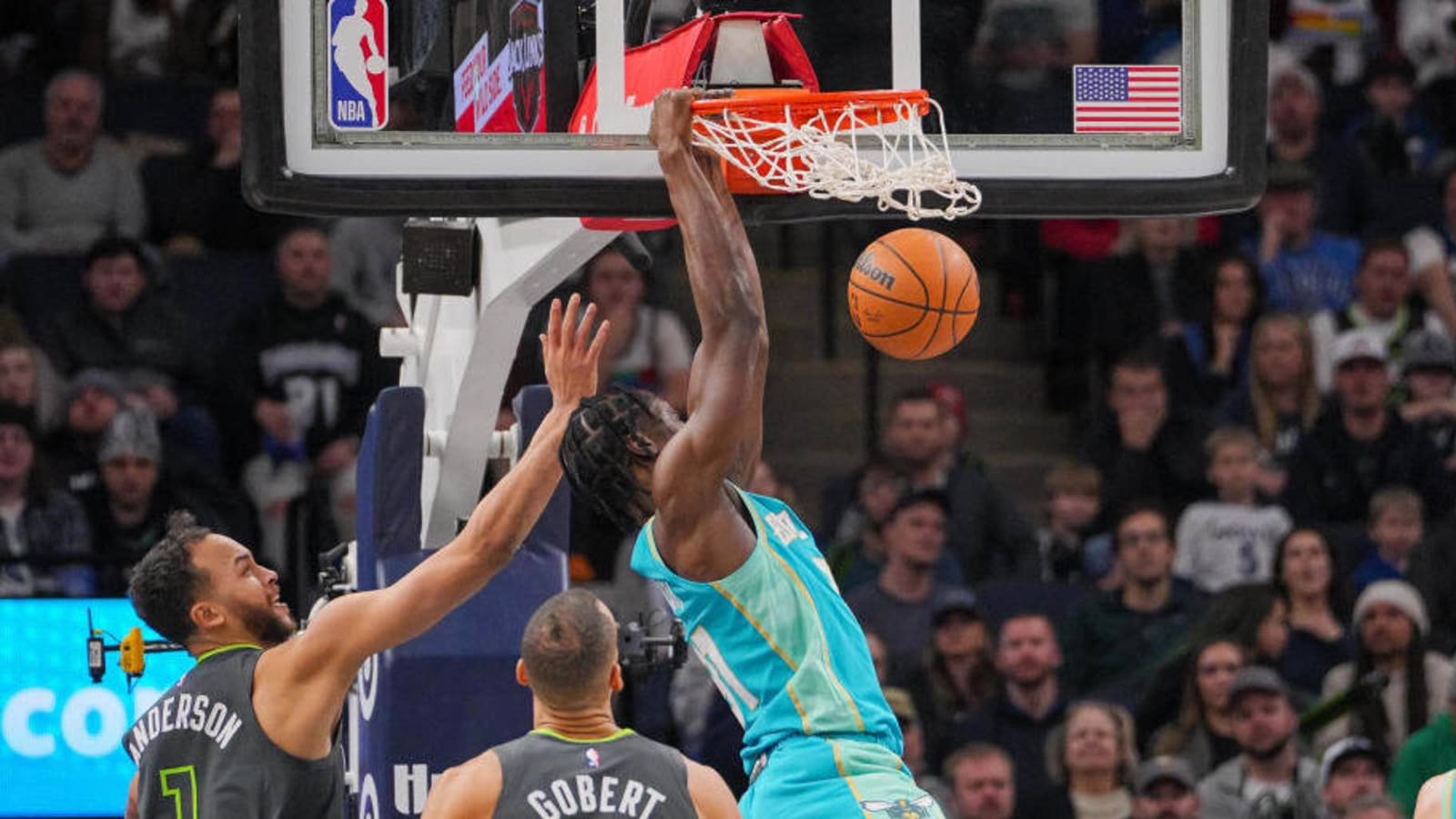Former Hornets Center Agrees to Training Camp Deal with Spurs