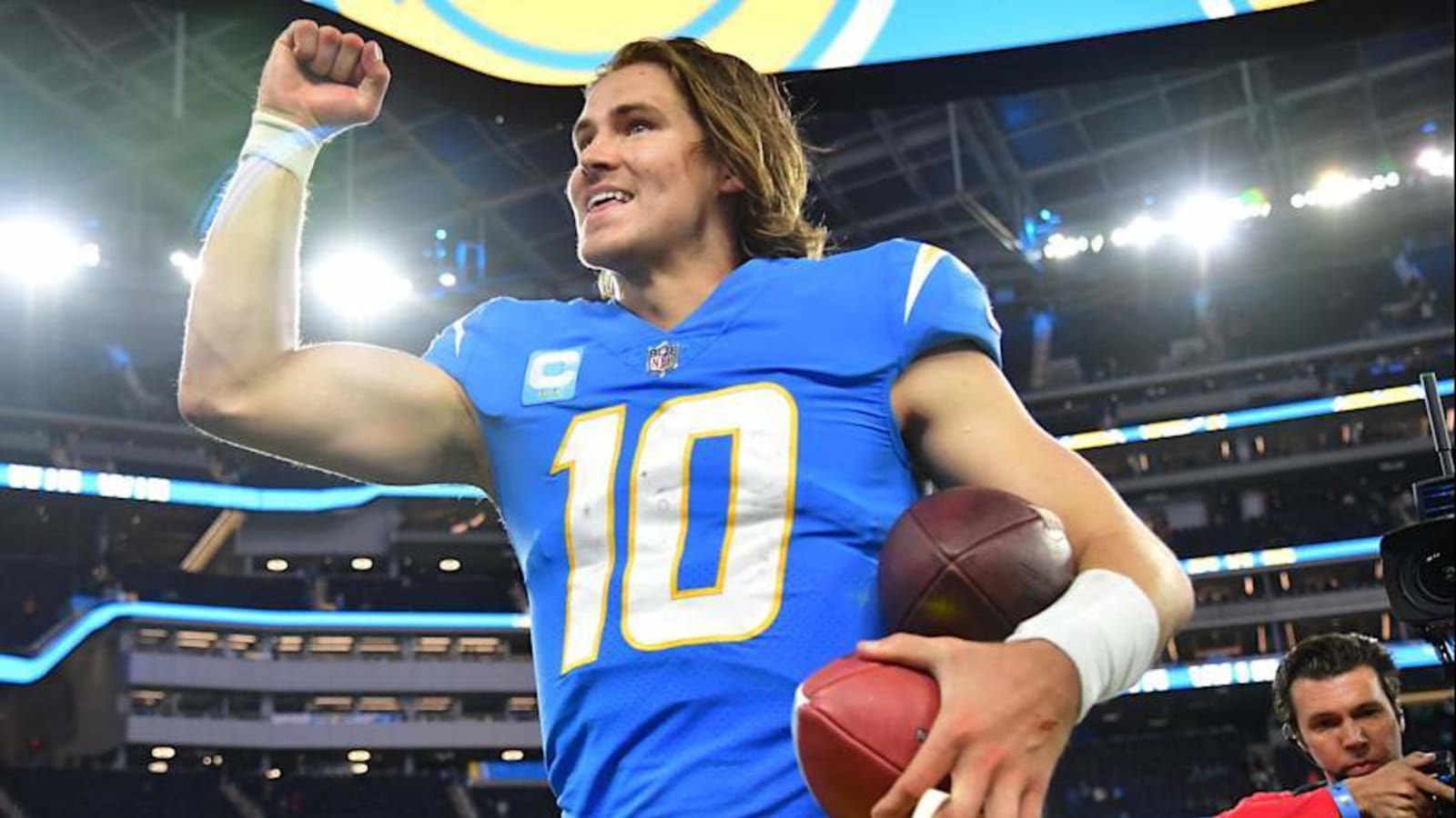 DK Metcalf, Davante Adams deals predicted to push $80M weapon to Chargers&#39; Justin Herbert