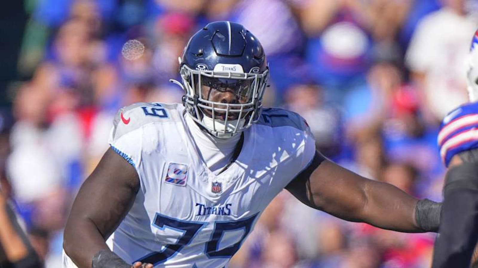 Titans Center Leaves Game With Injury