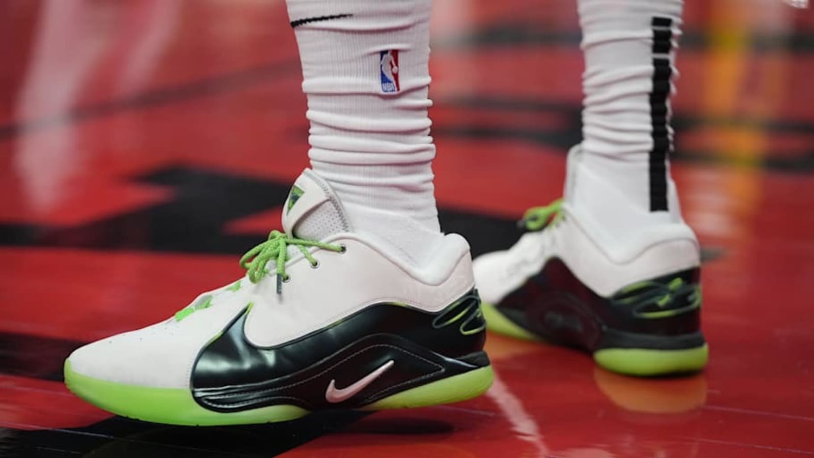 LeBron James Trolls Toronto Raptors Fans With Nike Sneakers Yardbarker