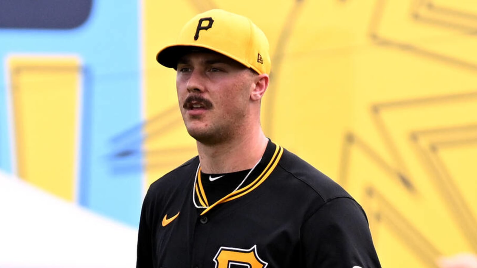 Watch: Pirates phenom prospect draws eye-popping autograph line