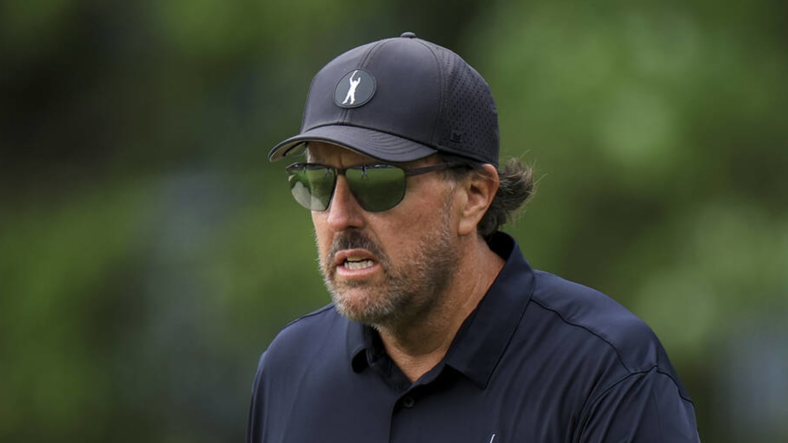 Phil Mickelson bombs with four-putt on sixth hole of US Open