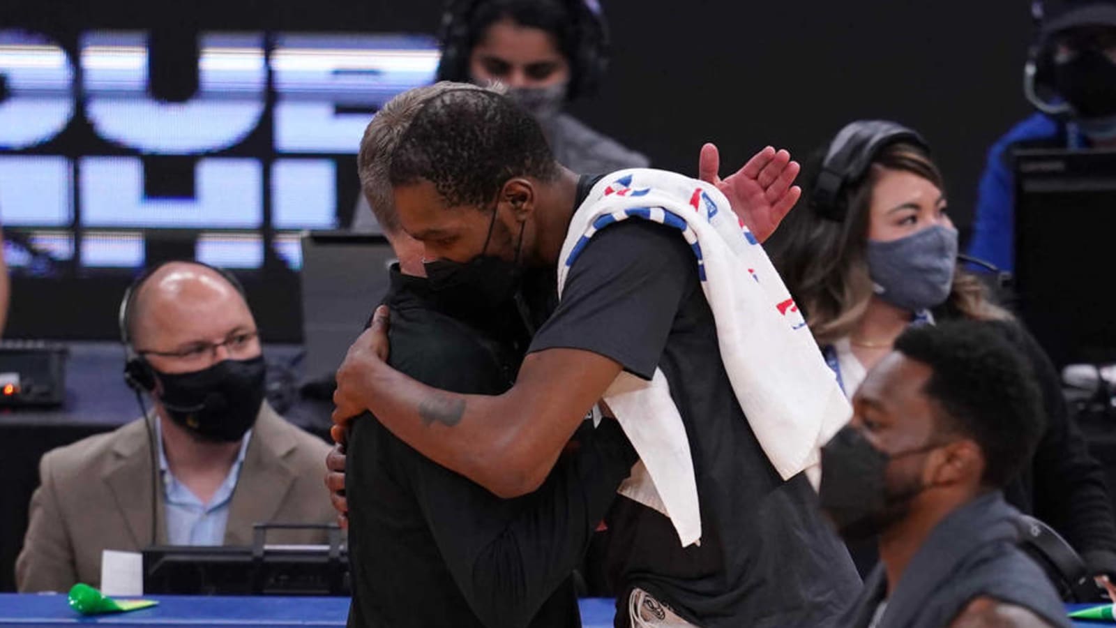 After beating Warriors, Kevin Durant hugs former teammates