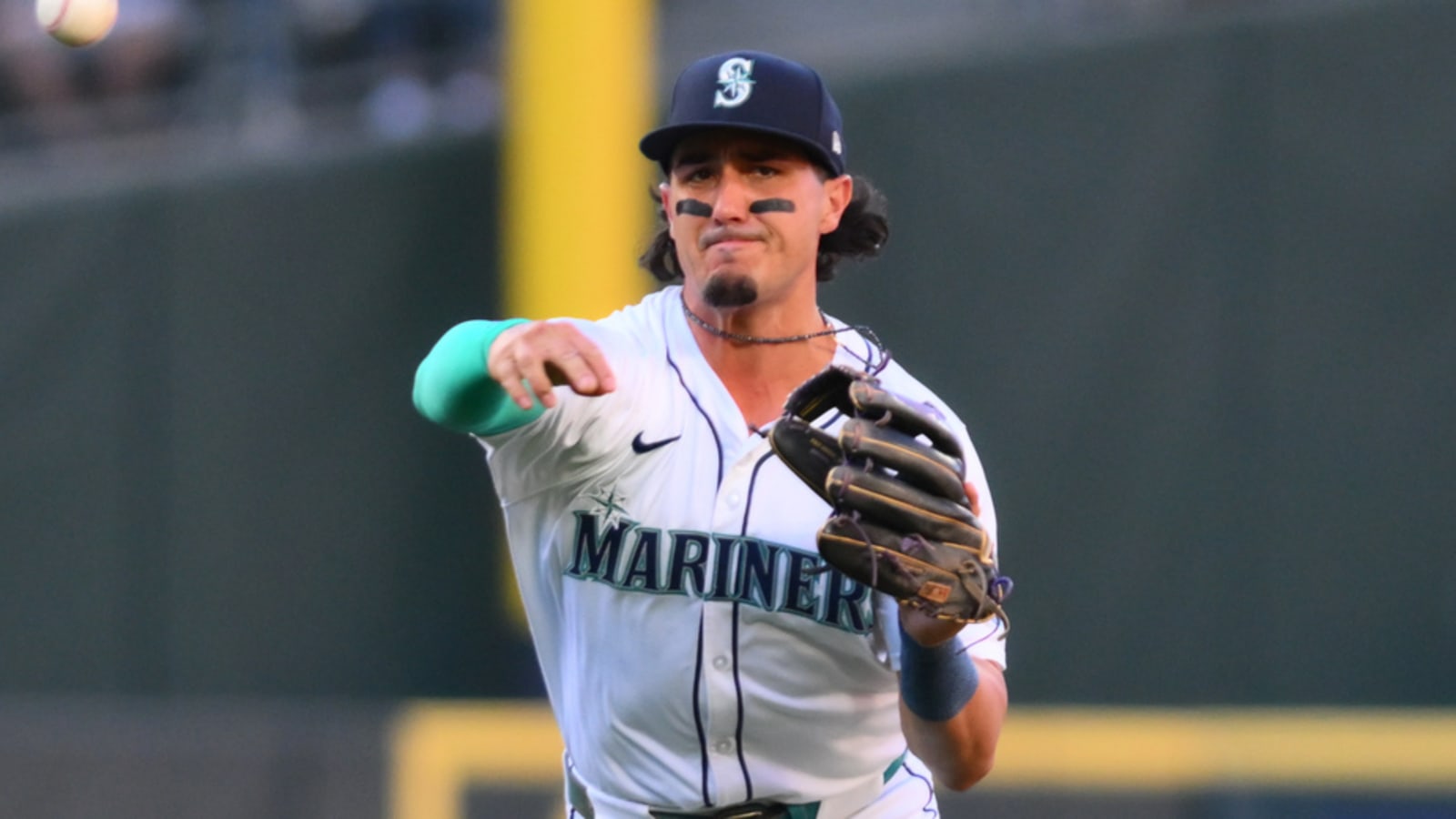 Mariners non-tender struggling infielder, three others