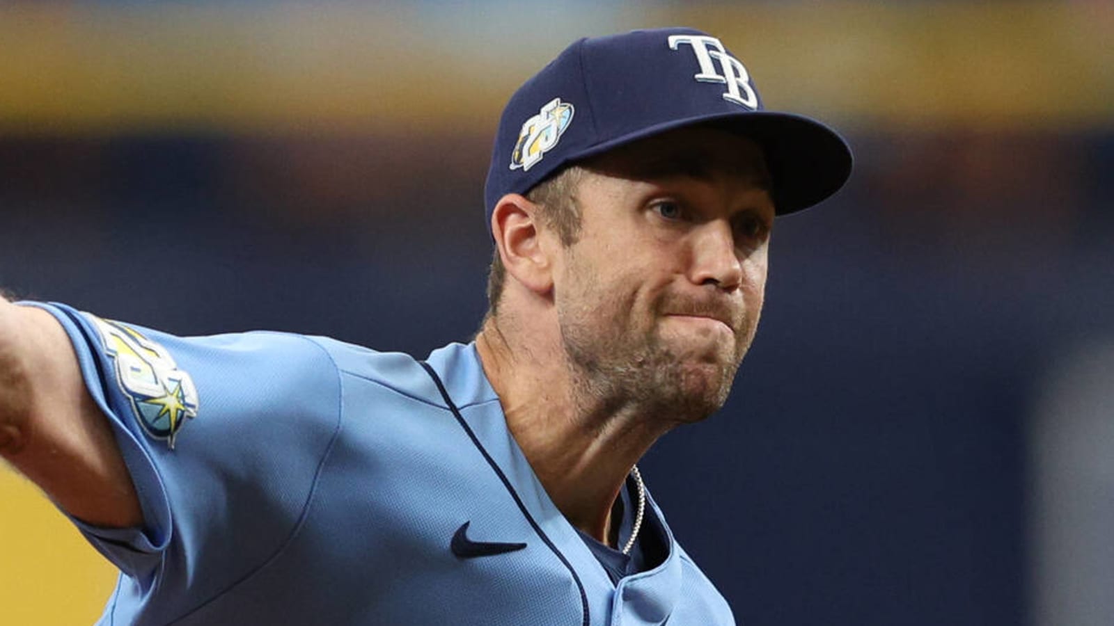 Rays reliever ends game with incredible catch