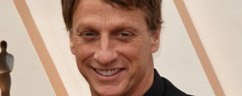 Skateboarding legend Tony Hawk suffers broken leg