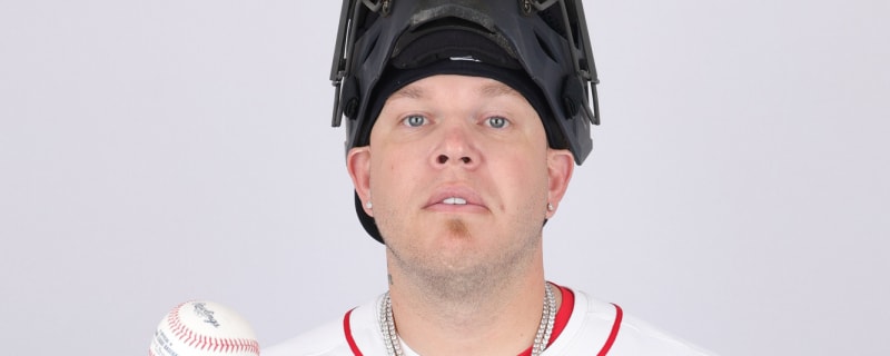 Red Sox release two-time Gold Glove-winning catcher