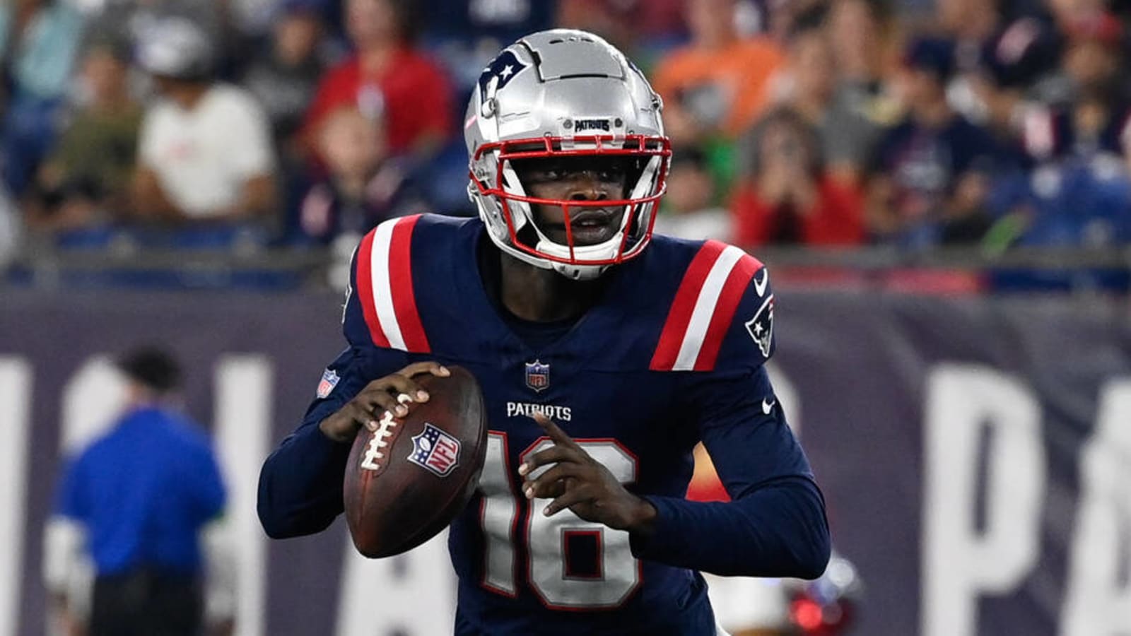 Patriots cut QB 10 days after signing him to three-year deal