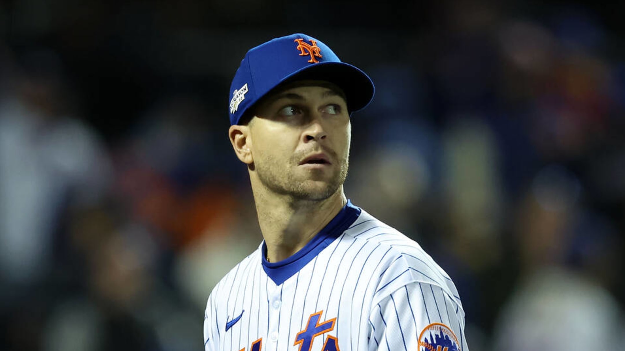 Jacob deGrom in his new uniform with Rangers GM Chris Young and