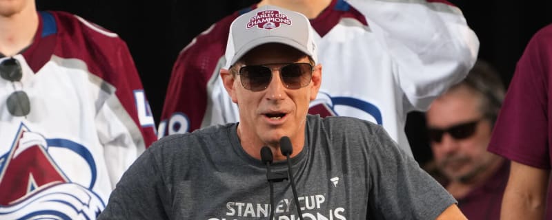 Avalanches' Joe Sakic named GM of the Year