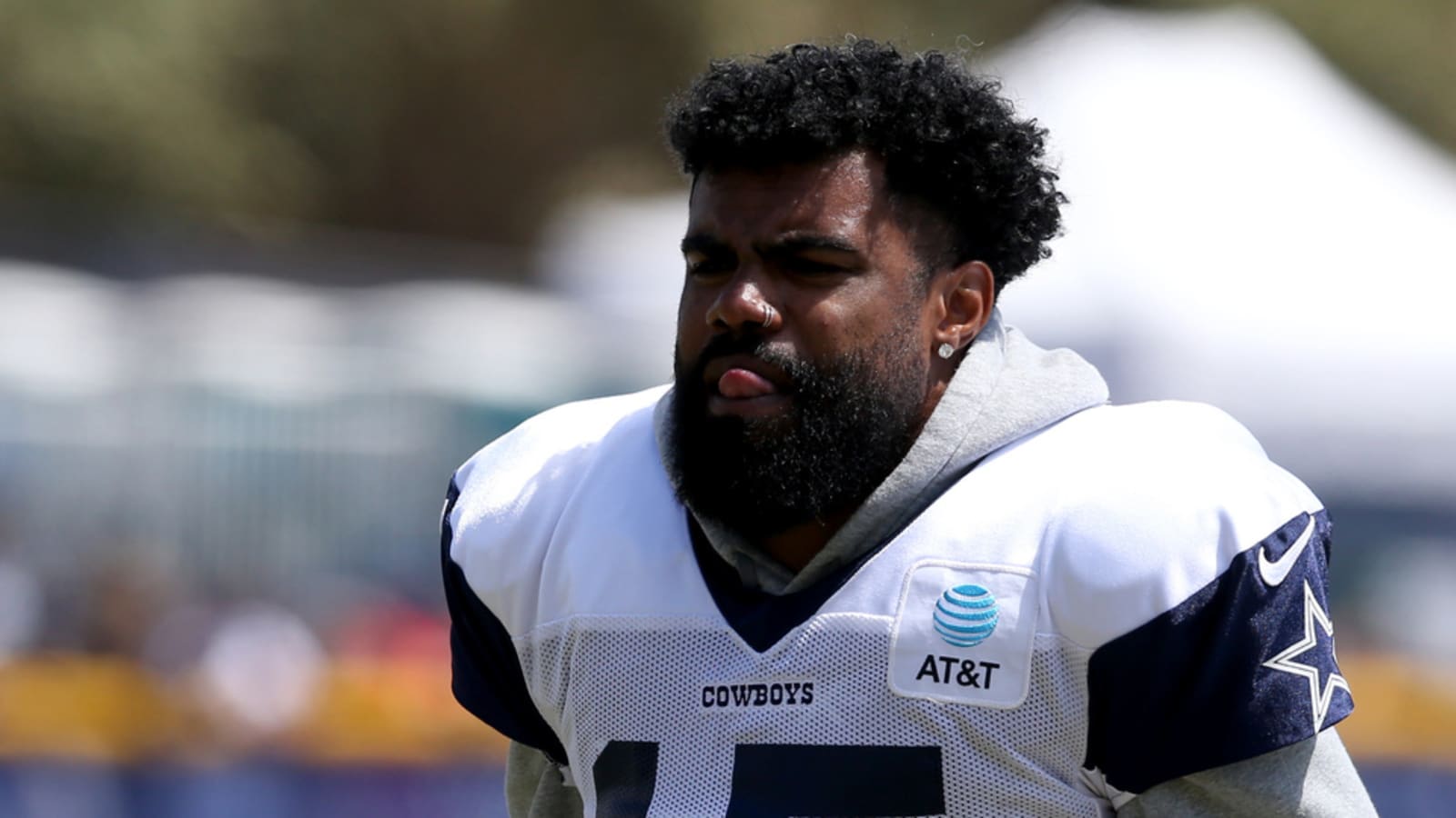 Cowboys name Elliott starting RB, but he probably won't be a bell cow