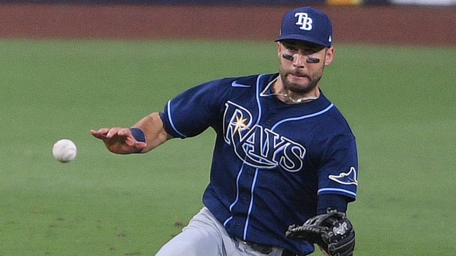 Rays' Kevin Kiermaier assists in pregame wedding proposal