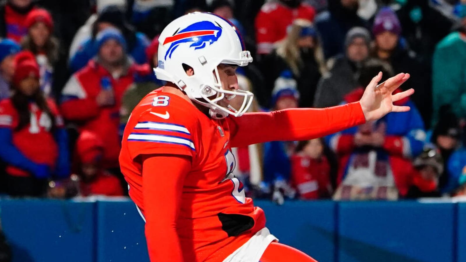 Watch: Bills punter makes weak tackle attempt on final play