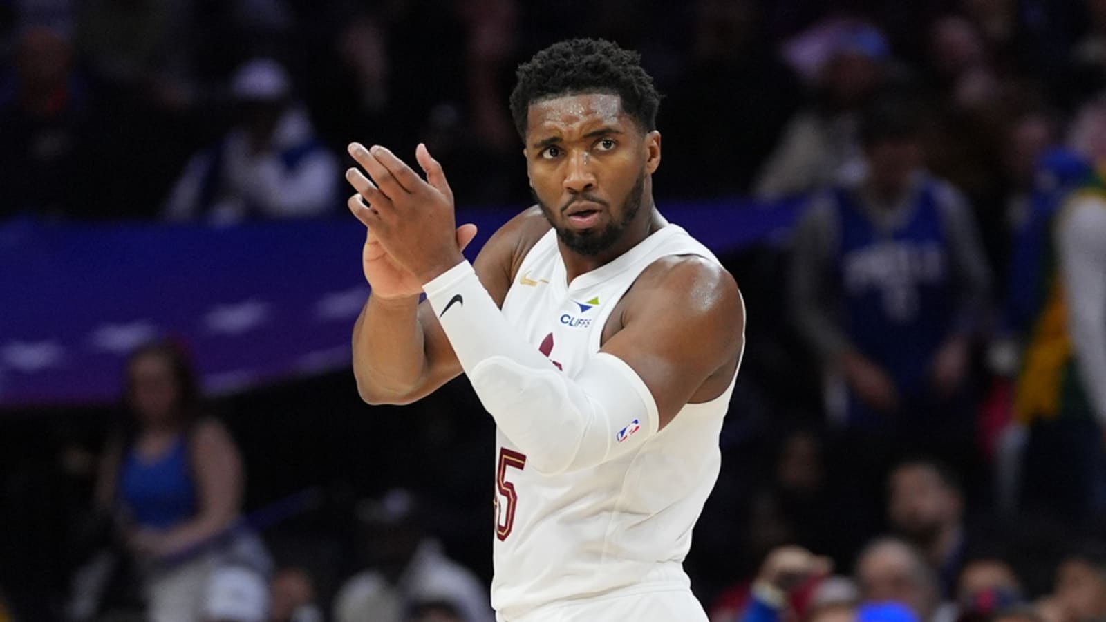 Watch: Donovan Mitchell helps Cavaliers improve to 13-0