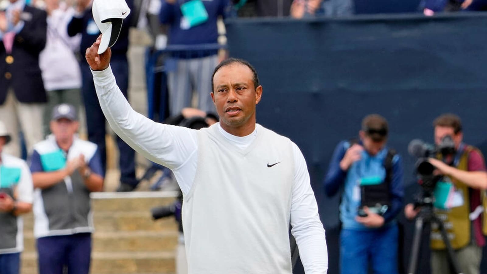 Tiger receives rousing ovation at The Open's 18th green