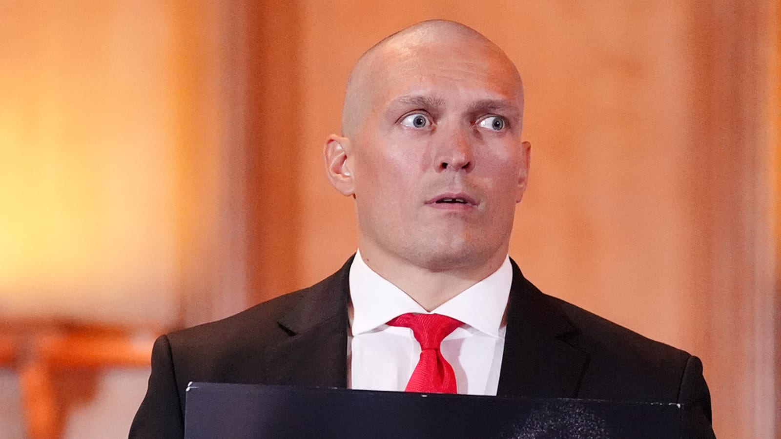 Oleksandr Usyk vs. Tyson Fury II: Oscar De La Hoya Reveals His Prediction
