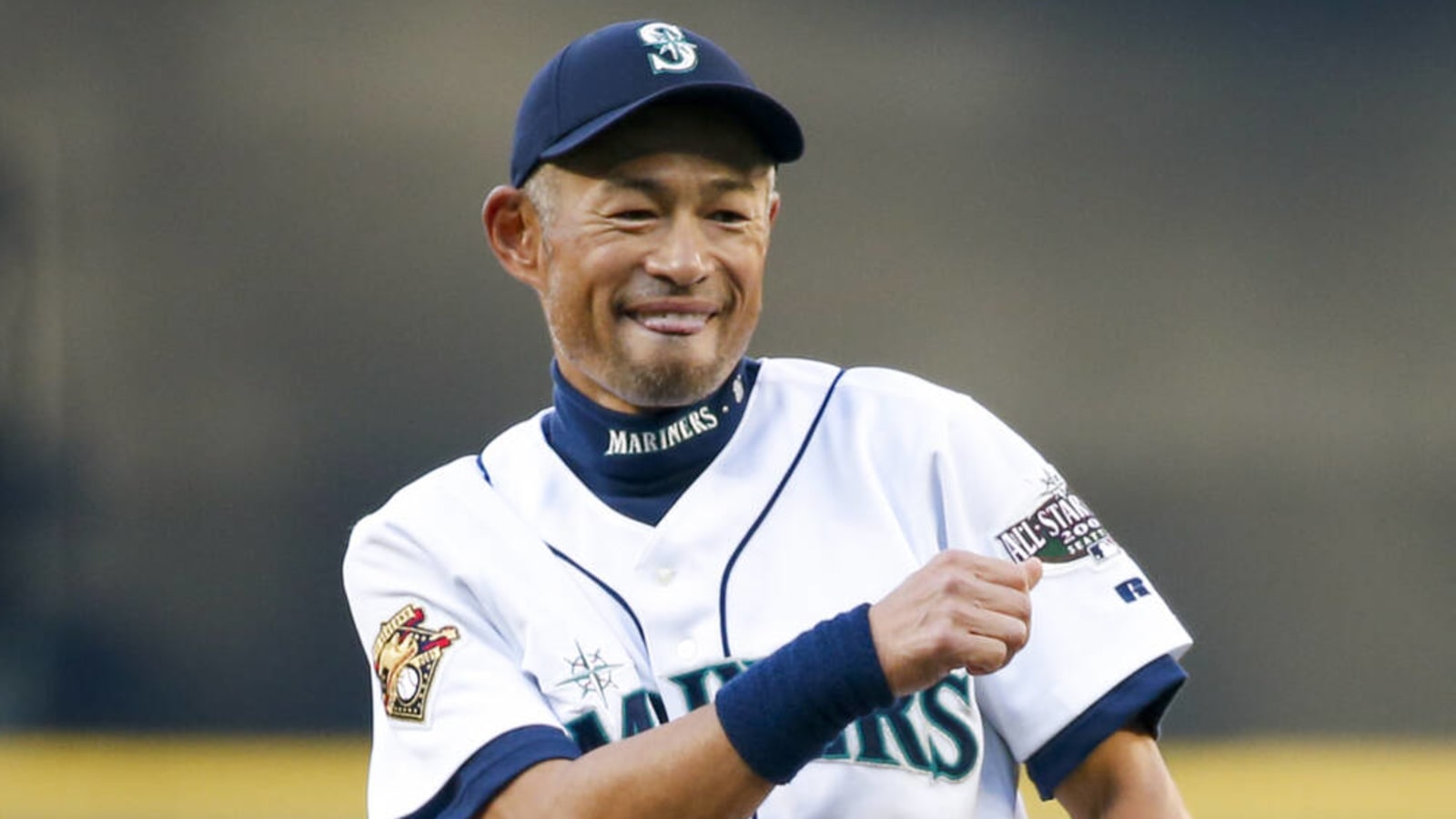 Ichiro tosses blazing first pitch at Mariners game