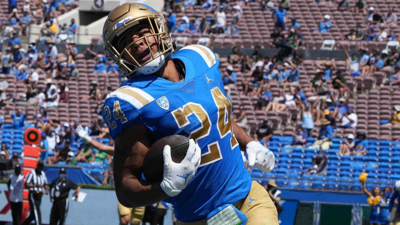 UCLA RB Zach Charbonnet goes Bo Jackson on TD run