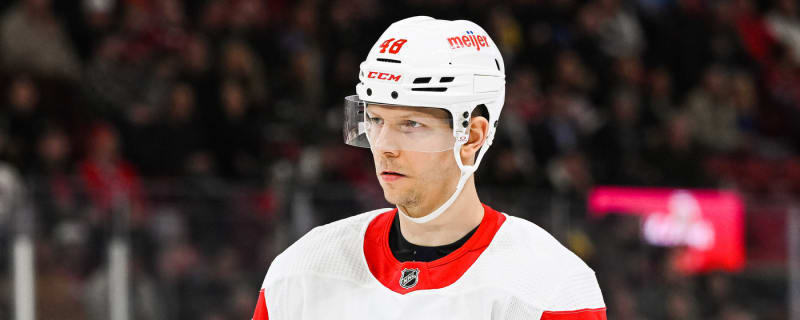 Alex Chiasson hip to chance with Red Wings