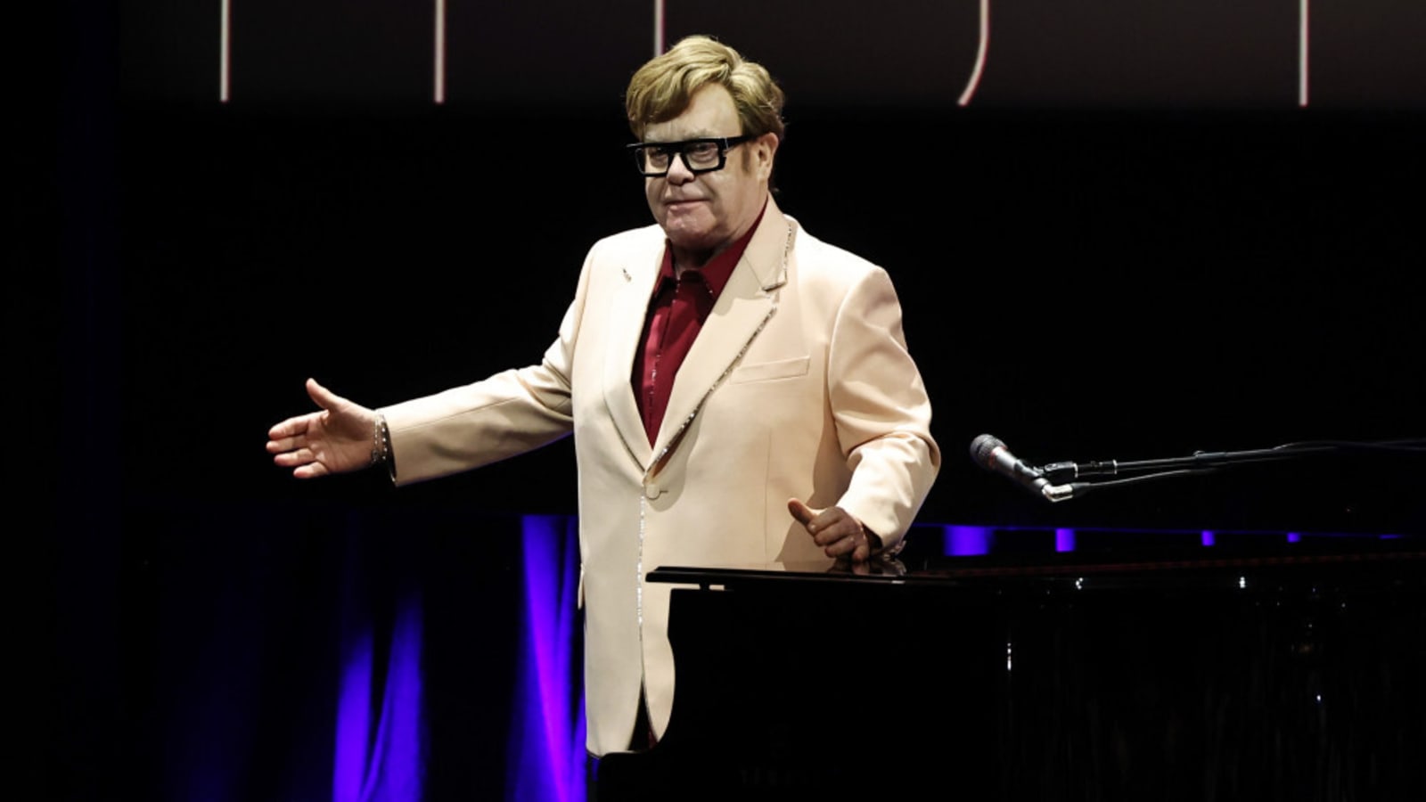 Sir Elton John admires &#39;candid and wonderful&#39; Chappell Roan
