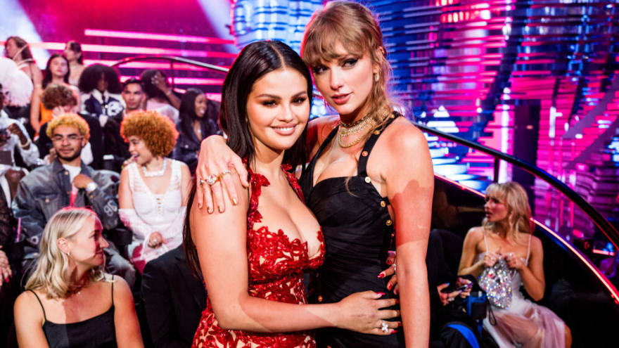 Selena Gomez&#39;s sister loves &#39;auntie&#39; Taylor Swift