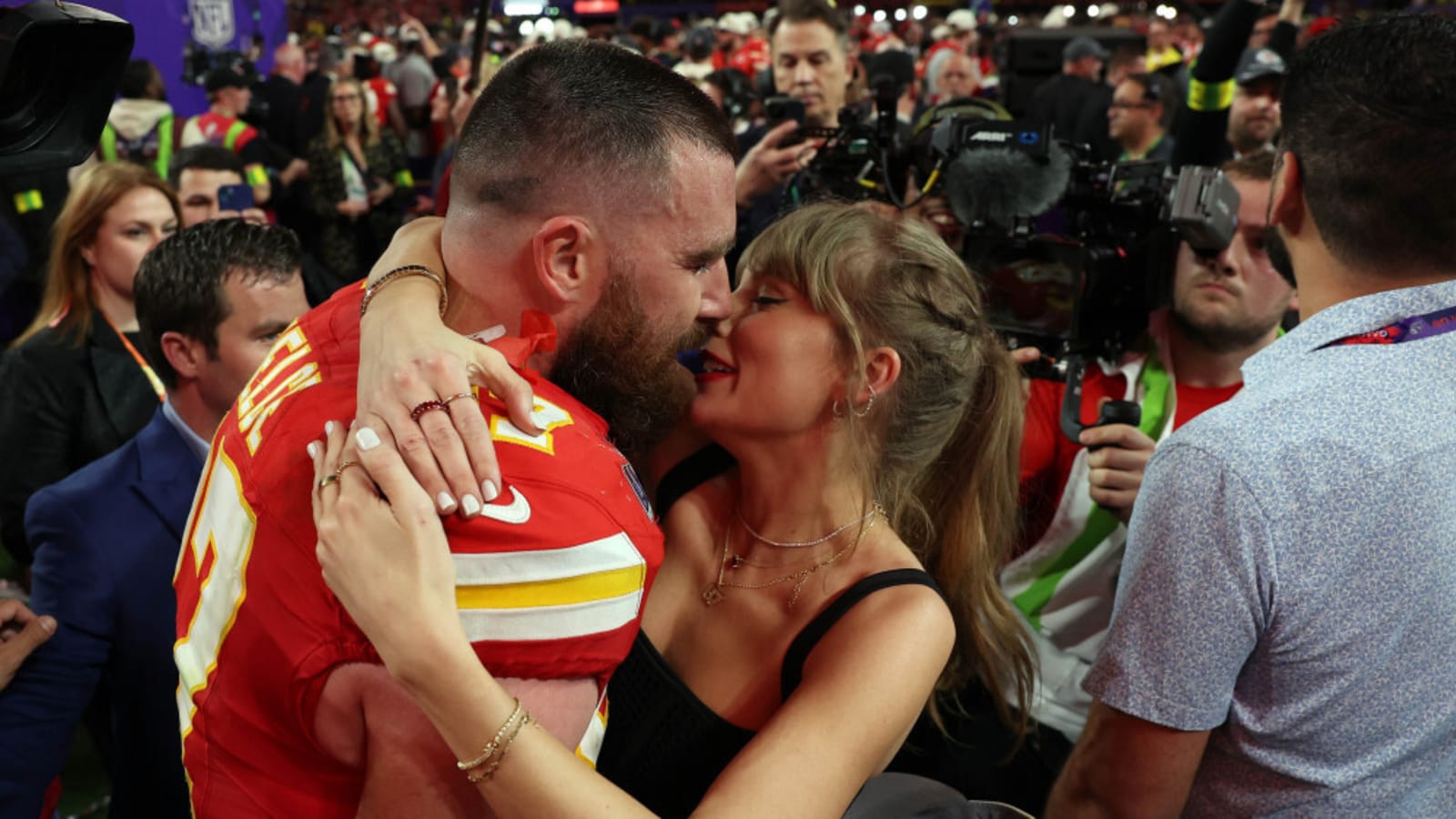 Travis Kelce: Taylor Swift always looks &#39;fly&#39; at Chiefs games